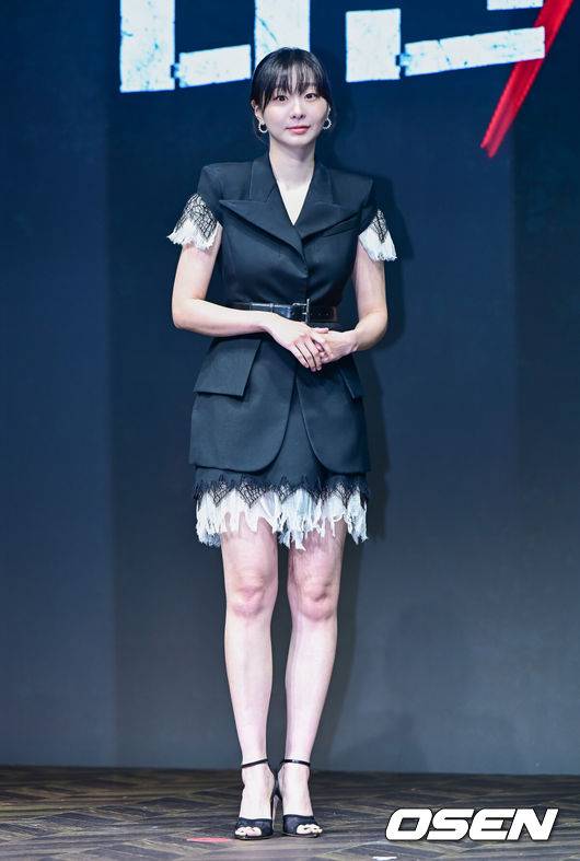 [OSEN=지형준 기자] 14일 오전 서울 종로구 JW 메리어트 동대문 스퀘어에서 디즈니+ 오리지널 시리즈 '나인 퍼즐' 제작발표회가 열렸다.윤종빈 감독의 신작 '나인 퍼즐’은 10년 전,&nbsp;미결 사건의 유일한 목격자이자 현직 프로파일러인&nbsp;‘이나’(김다미)와&nbsp;그를 끝까지 용의자로 의심하는 강력팀 형사&nbsp;‘한샘’(손석구)이 의문의 퍼즐&nbsp;조각과 함께 다시 시작된 연쇄살인 사건의 비밀을 파헤치는 추리 스릴러다.배우 김다미가 포토타임을 하고 있다. 2025.05.14 /jpnews@osen.co.kr