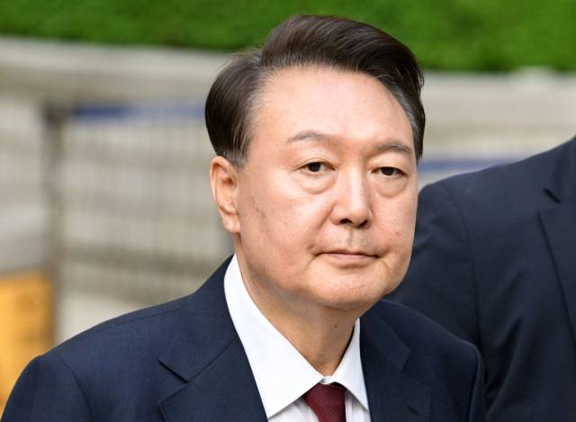 ▲윤석열 전 대통령이 12일 서울 서초구 중앙지방법원에서 열린 내란 우두머리 혐의, 직권남용 권리행사방해 혐의 사건 3차 공판을 마친 뒤 법정을 나서고 있다. ⓒ연합뉴스