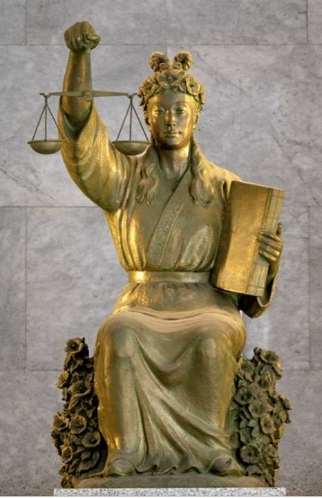 ▲대법원 중앙홀에 세워져 있는 정의의 여신상. 1995년 12월에 제작된 이 여신상은 일반적인 여신상들과는 달리 눈을 뜨고, 칼 대신 책을 들고 있다. ⓒ대법원 홈페이지