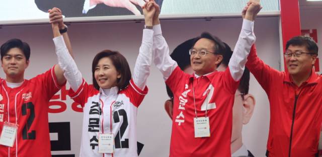 ▲국민의힘 김용태 비상대책위원장·나경원 공동선대위원장·조해진 김해시乙 당협위원장·김정권 전 국회의원(왼쪽부터) 등이 김해 유세전에 나서고 있다. ⓒ프레시안(조민규)