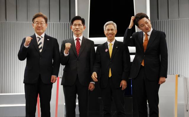 ▲이재명 더불어민주당 ·김문수 국민의힘· 권영국 민주노동당· 이준석 개혁신당 대통령 후보가 23일 서울 영등포구 여의도 KBS 스튜디오에서 열린 제21대 대선 2차 후보자 토론회 시작에 앞서 기념 촬영을 하고 있다.ⓒ연합뉴스