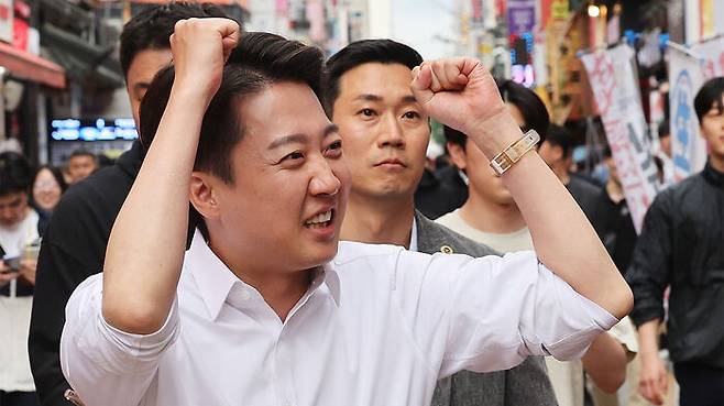 개혁신당 이준석 대선 후보가 24일 경기도 수원시 팔달구 수원역 로데오거리에서 시민들에게 인사하고 있다.