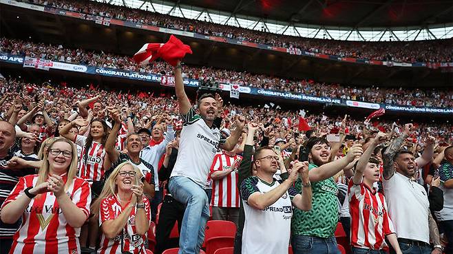 선덜랜드의 EPL 승격을 기뻐하는 팬들