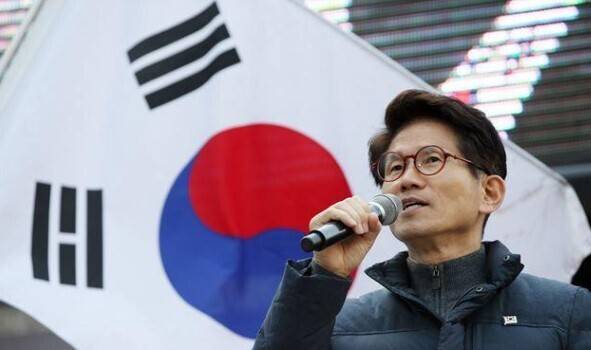 김문수 전 경기지사가 2017년 3월11일 서울 한빛광장에서 열린 태극기 집회에 참가해 발언하는 모습. 연합뉴스