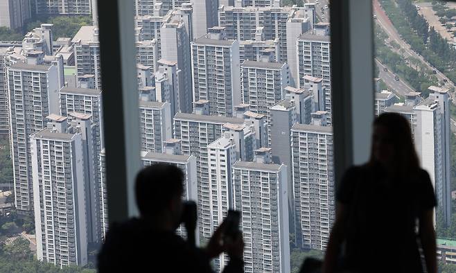 지난 18일 서울 송파구 서울스카이에서 바라본 아파트 단지 모습. 뉴스1