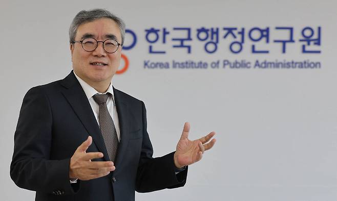 권혁주 한국행정연구원장은 “사회적 대전환기, 교육·노동·연금개혁의 경우 통합적인 개혁안을 마련해 추진해야 한다”고 강조한다. 이재문 기자