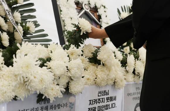 24일 제주도교육청에 마련된 분향소에서 숨진 제주 모 중학교 교사를 추모하는 사람들의 발길이 이어지고 있다. 연합뉴스