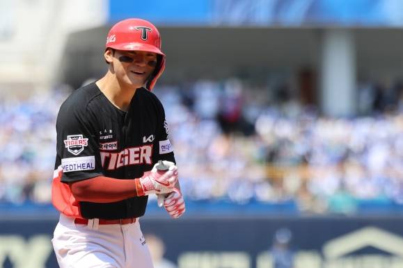 KIA 타이거즈 김도영이 25일 대구 삼성라이온즈파크에서 열린 2025 KBO리그 정규시즌 삼성 라이온즈와의 원정 경기에서 홈런을 치고 있다. KIA 타이거즈 제공