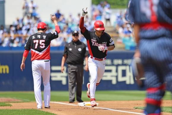 KIA 타이거즈 김도영이 25일 대구 삼성라이온즈파크에서 열린 2025 KBO리그 정규시즌 삼성 라이온즈와의 원정 경기에서 홈런을 치고 있다. KIA 타이거즈 제공