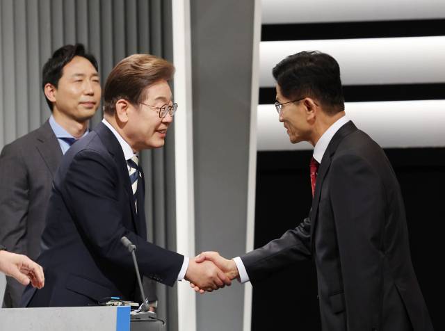 이재명(왼쪽) 더불어민주당, 김문수 국민의힘 대선 후보가 23일 서울 영등포구 KBS본관 스튜디오에서 중앙선거방송토론위원회 주관 제21대 대통령선거 2차 후보자 토론회 시작에 앞서 악수하고 있다. 국회사진기자단