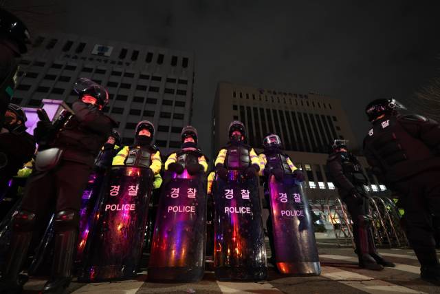 1월 19일 새벽 윤석열 대통령에 대한 구속영장 발부 소식에 서울 서부지법에 지지자들이 진입해 난동을 부려 경찰이 이를 진압하기 위해 집결하고 있다. 뉴스1