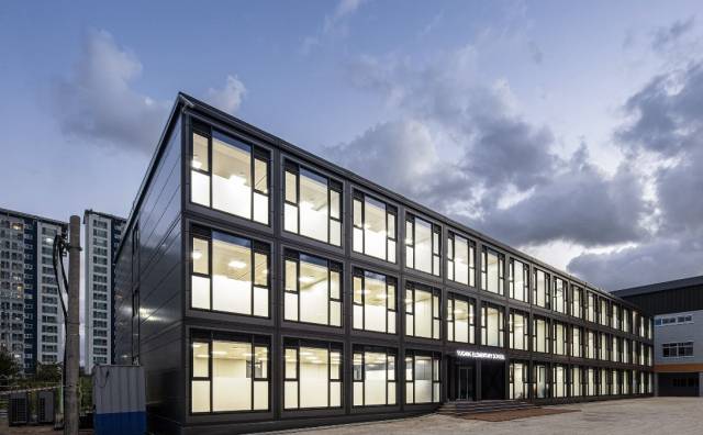 엔알비가 모듈러 건출 기술을 통해 건설한 포항 유강초등학교 임시 교사. 사진 제공=엔알비