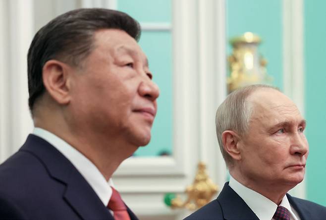 시진핑 중국 국가주석(왼쪽)과 푸틴 러시아 대통령. 중국은 외환보유고에서 국제 금융시장에서 퇴출당한 러시아 루블의 비중을 늘리고 있다. ⓒEPA 연합