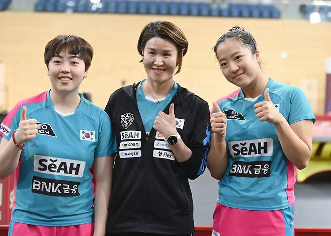 한국탁구는 카타르 도하에서 열린 2025세계선수권대회에서 신유빈(오른쪽)-유한나(왼쪽)의 여자복식 동메달, 신유빈-임종훈의 혼합복식 동메달로 소기의 성과를 거뒀다. 그러나 세계탁구가 상향평준화된 까닭에 안주할 틈 없이 계속 정진해야 한다. 사진제공│대한탁구협회