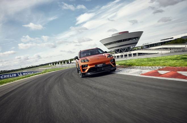 독일 라이프치히 포르쉐 익스피어리언스센터 서킷을 질주하고 있는 2025 마칸 전기. 사진 제공 |포르쉐 코리아