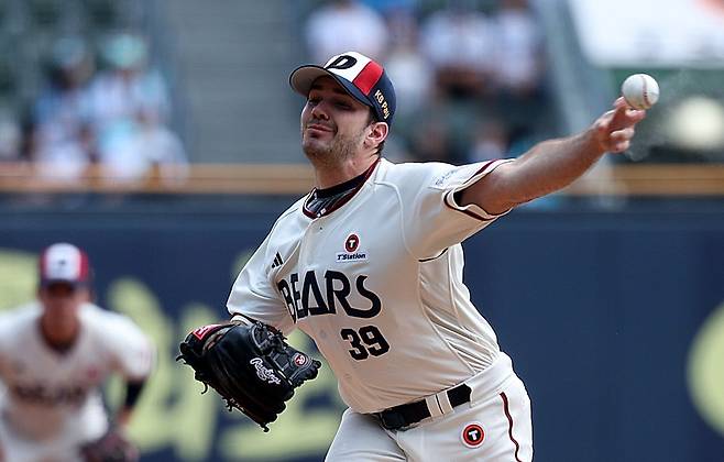 두산 잭 로그가 25일 잠실 NC전에서 6이닝 3실점의 QS로 3승째를 올렸다. 서울｜뉴시스