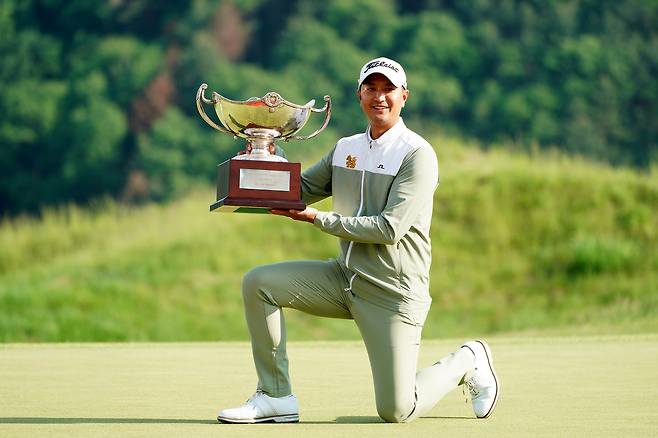 사돔 깨우깐자나가 25일 강원 춘천시 라비에벨 골프앤리조트 듄스코스에서 열린 코오롱 한국오픈에서 우승한 뒤 우승 트로피를 들고 기념촬영을 하고 있다. 코오롱 한국오픈 조직위원회 제공