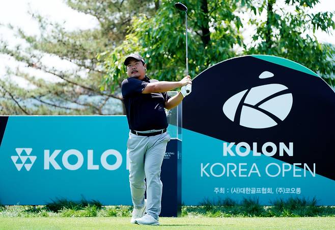 유송규가 25일 강원 춘천시 라비에벨 골프앤리조트 듄스코스에서 열린 코오롱 한국오픈 최종 라운드 1번 홀에서 티샷을 하고 있다. 코오롱 한국오픈 조직위원회 제공