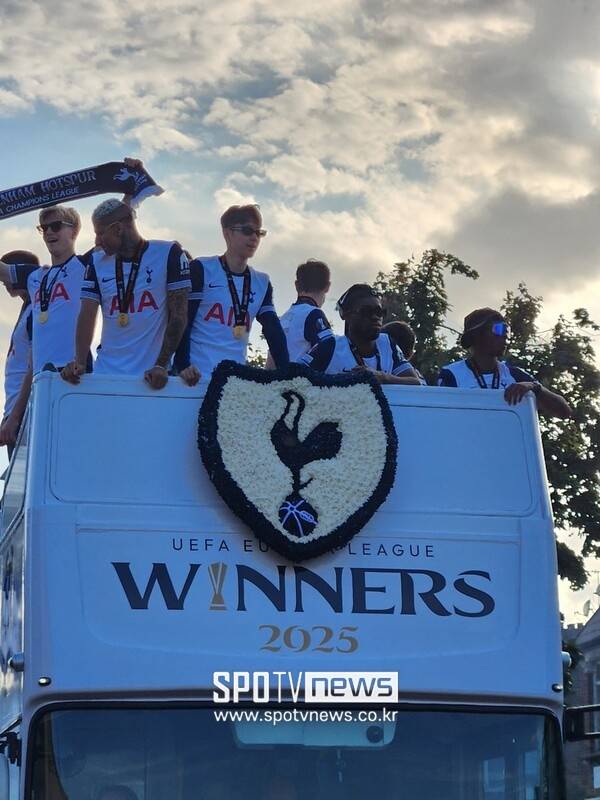 ▲ 토트넘 홋스퍼의 유로파리그 우승 버스 행진.