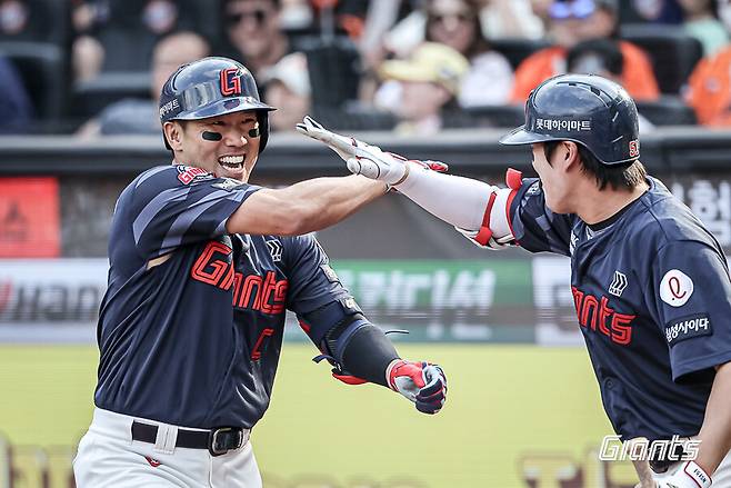▲ 롯데는 외국인투수의 공백에도 선전을 이어가고 있다. 전준우와 9회초 2아웃에서 동점 홈런을 치고 기뻐하는 장면. ⓒ롯데 자이언츠