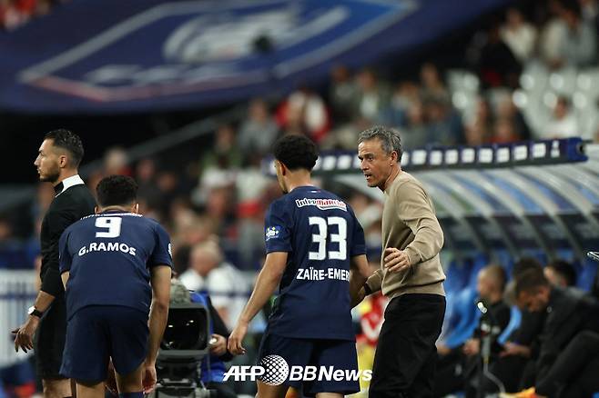 25일 프랑스 스타드 드 프랑스에서 열린 스타드 드 랭스와의 2024~2025 쿠프 드 프랑스 결승전에서 교체 카드를 준비하고 있는 루이스 엔리케(오른쪽) 파리생제르맹 감독. /AFPBBNews=뉴스1