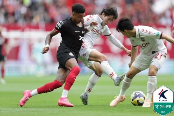 린가드(왼쪽)가  지난 24일 서울월드컵경기장에서 열린 FC서울 대 수원FC의 '하나은행 K리그1 2025' 15라운드 홈 경기에서 몸 싸움을 펼치고 있다. /사진=한국프로축구연맹 제공