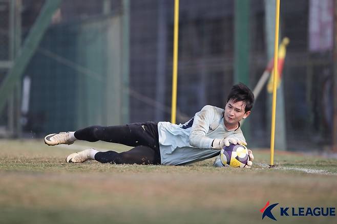 연습 중인 강현무 골키퍼의 모습. /사진=한국프로축구연맹 제공