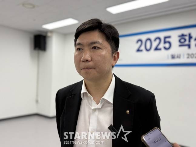 유승민 대한체육회장이 24일 김해종합운동장 리셉션실에서 열린 2025 학생선수 학부모 간담회 종료 후 취재진과 인터뷰를 하고 있다. /사진=양정웅 기자
