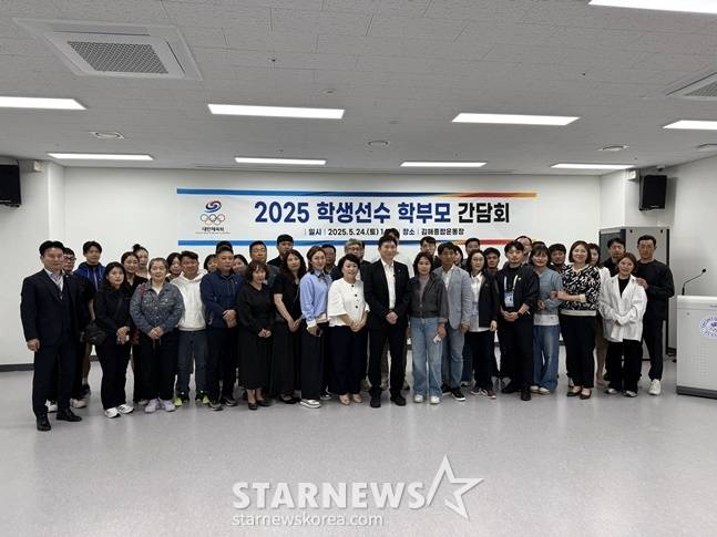 유승민 대한체육회장과 학생선수 학부모들이 24일 김해종합운동장 리셉션실에서 열린 2025 학생선수 학부모 간담회 종료 후 기념촬영을 하고 있다. /사진=양정웅 기자