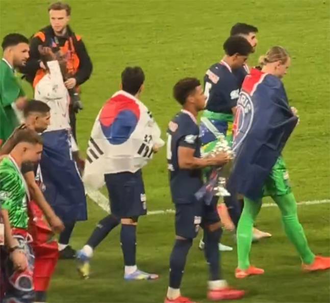 파리생제르맹 이강인이 25일 프랑스 스타드 드 프랑스에서 열린 2024~2025 프랑스 쿠프 드 프랑스 우승 직후 태극기를 어깨에 두른 채 팬들에게 다가고 있다. /사진=PSG 인사이드 SNS 캡처