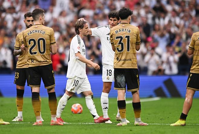 레알 마드리드 루카 모드리치가 24일 스페인 마드리드 산티아고 베르나베우에서 열린 레알 소시에다드와의 2024~2025 스페인 프리메라리가 38라운드 최종전 도중 교체돼 경기장을 빠져나가고 있다. 이번 경기는 이번 시즌을 끝으로 레알 마드리드를 떠나는 그의 홈 고별전이었는데, 레알 마드리드 선수들뿐만 아니라 레알 소시에다드 선수들도 경기 도중 함께 도열해 화제가 됐다. /사진=CBS 스포츠 골라소 SNS 캡처