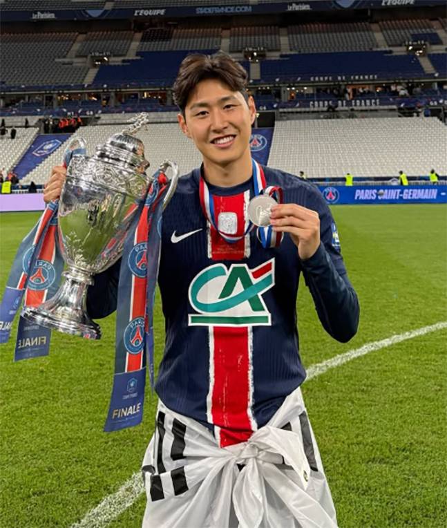 파리 생제르맹(PSG) 이강인이 25일 프랑스 쿠프 드 프랑스 우승 뒤 우승 트로피와 우승 메달을 들고 기념 사진을 찍고 있다. /사진=이강인 SNS 캡처