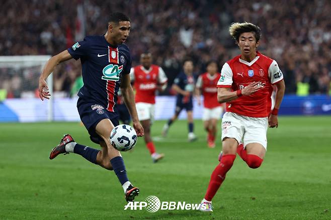 25일 프랑스 생드니의 스타드 프 프랑스에서 열린 파리생제르맹과의 2024~2025 쿠프 드 프랑스 결승전에 출전한 세키네 히로키(오른쪽). /AFPBBNews=뉴스1