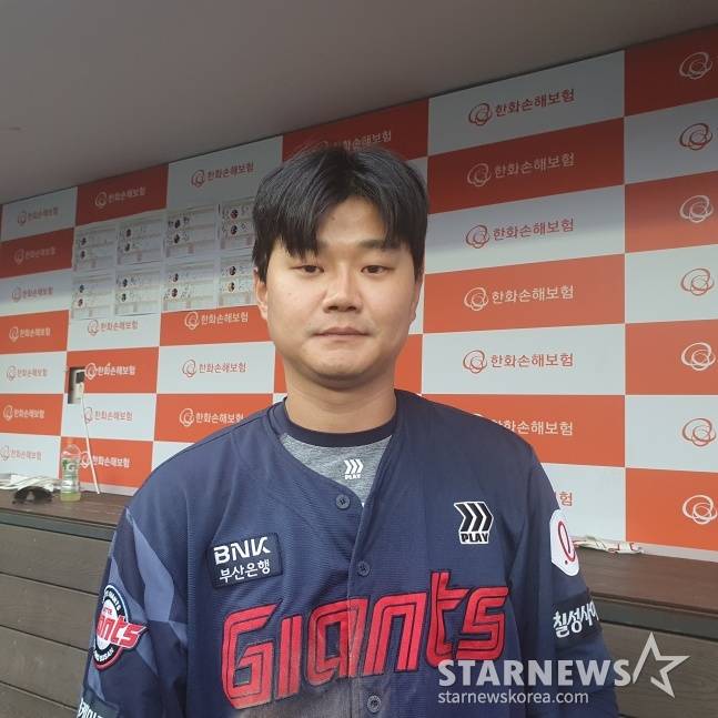 롯데 손호영이 24일 대전 한화전을 승리로 이끌고 취재진의 사진 요청에 응하고 있다. /사진=김동윤 기자