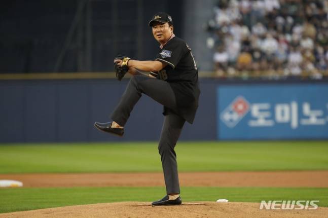 2022 KBO 올스타전 드림 올스타와 나눔 올스타의 경기 전 KBO 40주년 레전드에 선정된 선동열 전 감독이 시구를 하고 있는 모습. /사진=뉴시스