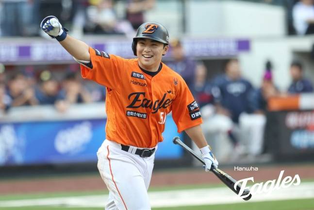 한화 문현빈이 25일 대전 한화전 연장 10회말 2사 만루에서 밀어내기 득점으로 승리를 이끈 뒤 환호하고 있다. /사진=한화 이글스 제공