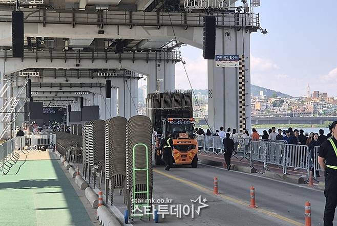 세븐틴이 잠수교에서 K팝 아티스트 최초로 무대를 꾸민다. 사진ㅣ지승훈 기자