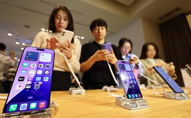 애플이 아이폰17 고가 모델 가격을 올릴 거란 소문이 들려온다.[사진 | 뉴시스]