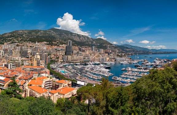 북쪽으로 해안 알프스, 남쪽으로 지중해가 자리한 모나코 전경. 배산임수 지형의 명당이다.&nbsp;GETTYIMAGES