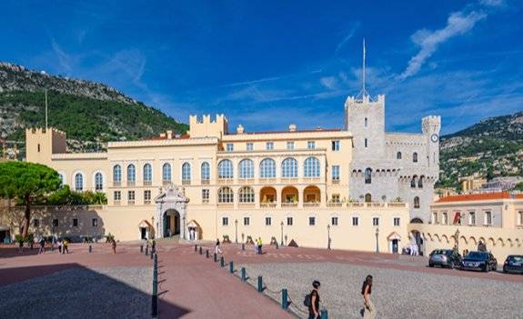 용두출해 형상의 대명당터에 자리한 모나코대공 궁전. GETTYIMAGES