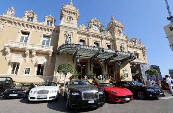 몬테카를로 카지노 앞에 즐비하게 주차돼 있는 슈퍼카들.&nbsp;GETTYIMAGES