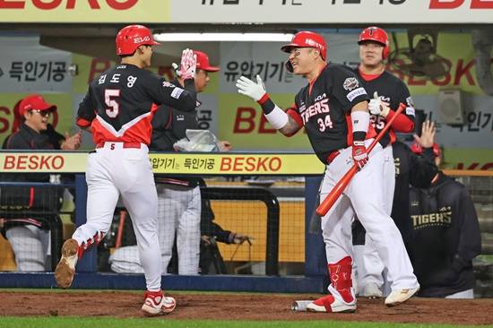 KIA 타이거즈 내야수 김도영이 지난 24일 대구 삼성라이온즈파크에서 열린 2025 신한 Sol 뱅크 KBO리그 삼성 라이온즈전에 3번 3루수로 선발 출전해 7회 초 바뀐 김태훈을 상대로 비거리 130m짜리 장외 솔로포를 쏘아 올렸다. KIA 타이거즈