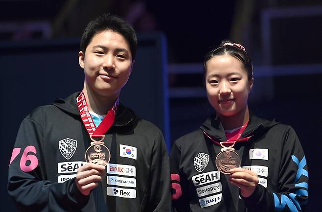 왼쪽부터 임종훈, 신유빈. 한국 여자 탁구 간판 신유빈은 2025 국제탁구연맹 세계선수권대회에서 임종훈과 함께 혼합복식 동메달을 따낸 데 이어 여자복식에서도 동메달을 목에 걸었다. 대한탁구협회