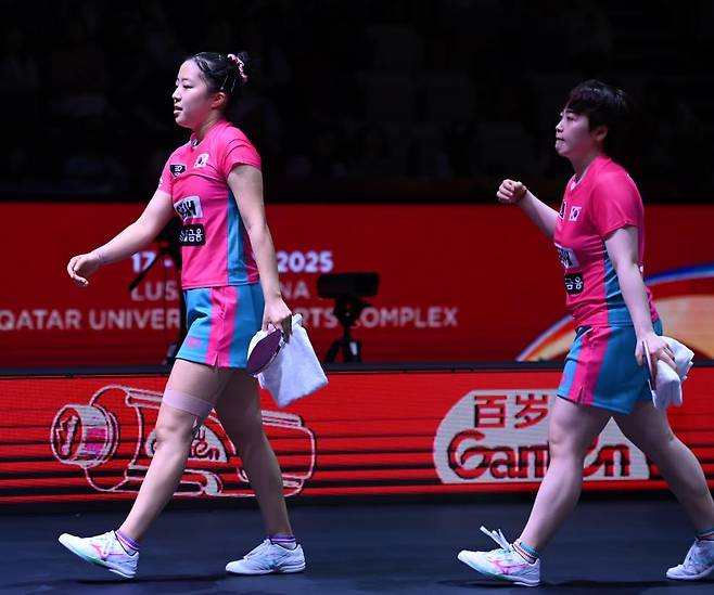 왼쪽부터 신유빈, 유한나. 한국 여자 탁구 간판 신유빈은 2025 국제탁구연맹 세계선수권대회에서 혼합복식 동메달을 따낸 데 이어 여자복식에서도 유한나와 함께 동메달을 목에 걸었다. 대한탁구협회