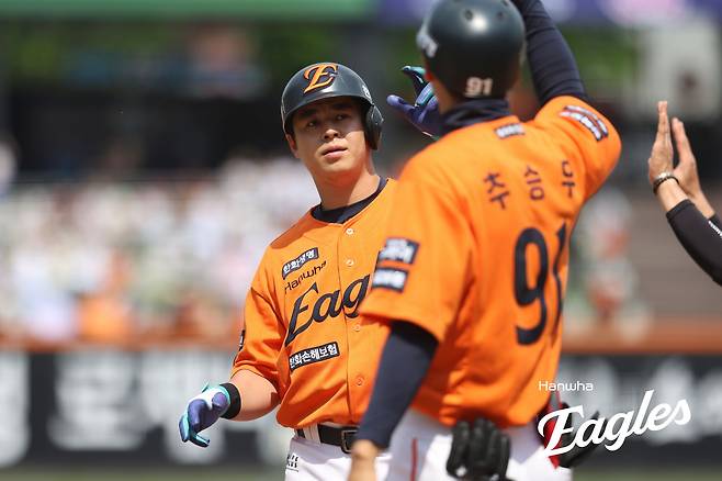 25일 대전 한화생명 볼파크에서 열린 2025 신한 SOL Bank KBO리그 롯데 자이언츠와 한화 이글스의 경기, 한화가 연장 10회 끝 8-7 승리를 거두고 위닝시리즈를 달성했다. 또 이날 승리로 한화는 시즌 전적 31승21패를 만들며 위닝시리즈를 달성, 30승3무21패가 된 롯데를 제치고 다시 2위 자리에 복귀했다. 한화 이글스