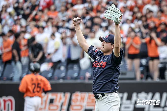 25일 대전 한화생명 볼파크에서 열린 2025 신한 SOL Bank KBO리그 롯데 자이언츠와 한화 이글스의 경기, 롯데는 6-7로 끌려가던 9회초 2사 상황 전준우의 솔로 홈런으로 승부를 연장전으로 이끌었으나 결국 7-8 패배하며 2위 자리를 한화에게 내줬다. 롯데 자이언츠