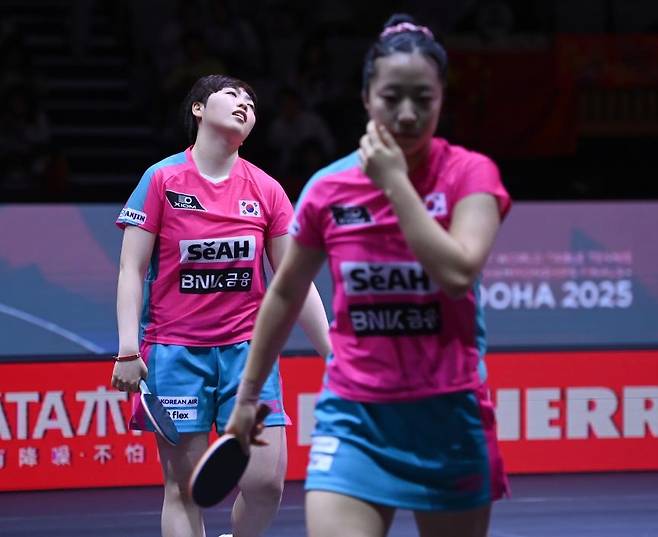세계탁구선수권 여자복식 4강 패배 후 아쉬워하는 신유빈(앞)과 유한나  [대한탁구협회 제공. 재판매 및 DB 금지]