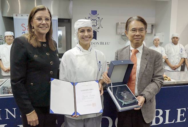 페루서 열린 한식 경연대회 우승자 '미소' (리마=연합뉴스) 23일(현지시간) 페루 리마에서 열린 한식 경연대회에서 최종욱 주페루 한국 대사(오른쪽)가 대회 우승자인 히아네야 산예이와 함께 기념 촬영하고 있다. 왼쪽은 파트리시아 달마우 르코르동블루 리마 캠퍼스 교장. 2025.5.25 [주페루 한국대사관 제공. 재판매 및 DB 금지]