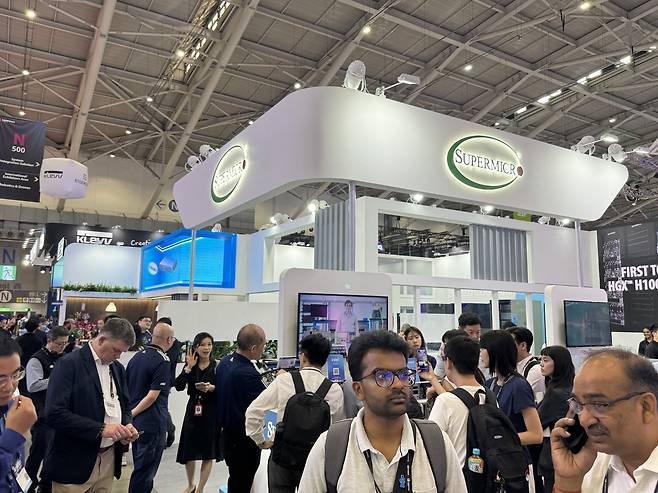 '컴퓨텍스 2025' 전시장에 차려진 슈퍼마이크로 부스 (타이베이=연합뉴스) 강태우 기자 = 컴퓨텍스 2025에 조성된 슈퍼마이크로 전시 부스. 2025.5.23 burning@yna.co.kr