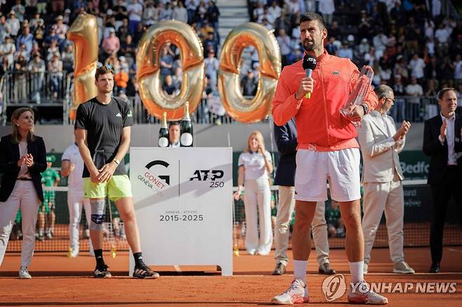 100회 우승 달성 후 소감을 전하는 조코비치(주황색 상의) [AFP=연합뉴스]